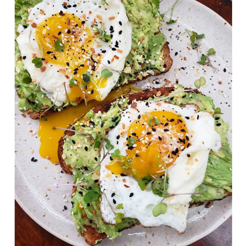 Tostada de aguacate con dos huevos